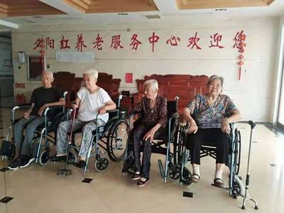 轮椅送温暖 郑州品康假肢矫形器技术公司无偿赠老人彰显大爱情怀